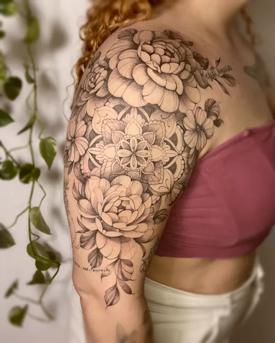 Tatuagem Peônias e mandala, de Bya