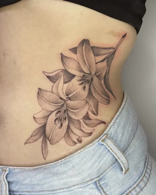 Tatuagem Lírios, de Bya