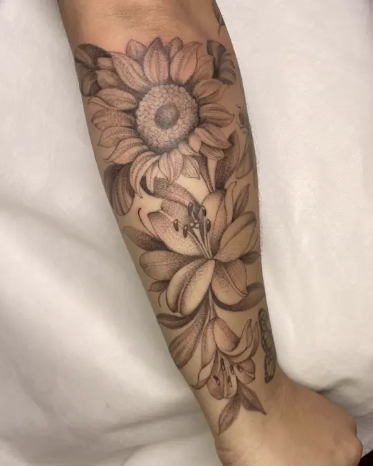 Tatuagem Girassol e lírios, de Bya