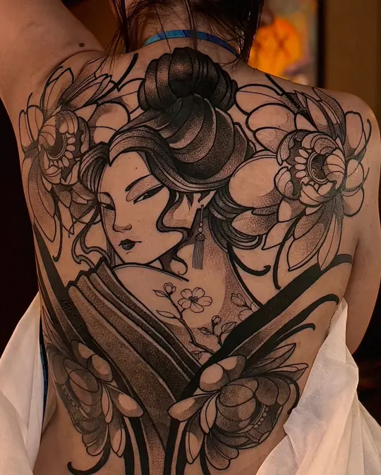 Tatuagem Cobertura nas costas, de Cláudio Dias