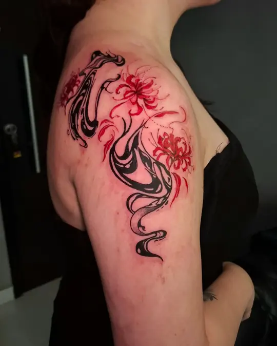 Tatuagem Lírios-aranha, de Kamily Arcanjo