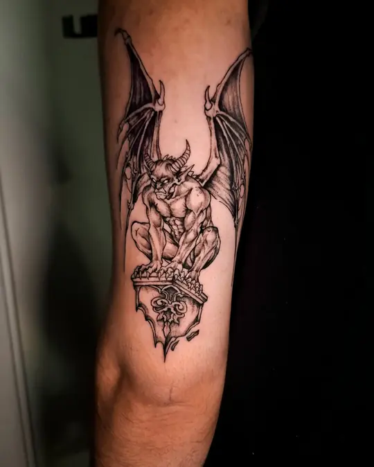Tatuagem A gárgula, de Kamily Arcanjo