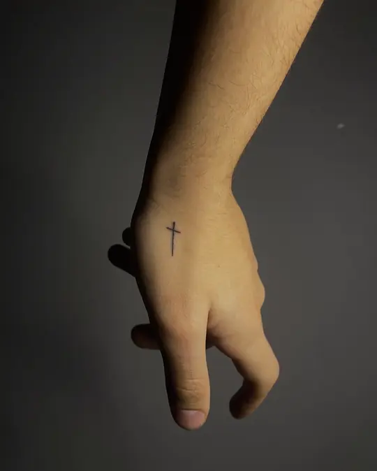 Tatuagem Cruz minimalista, de Lucas Nanquim