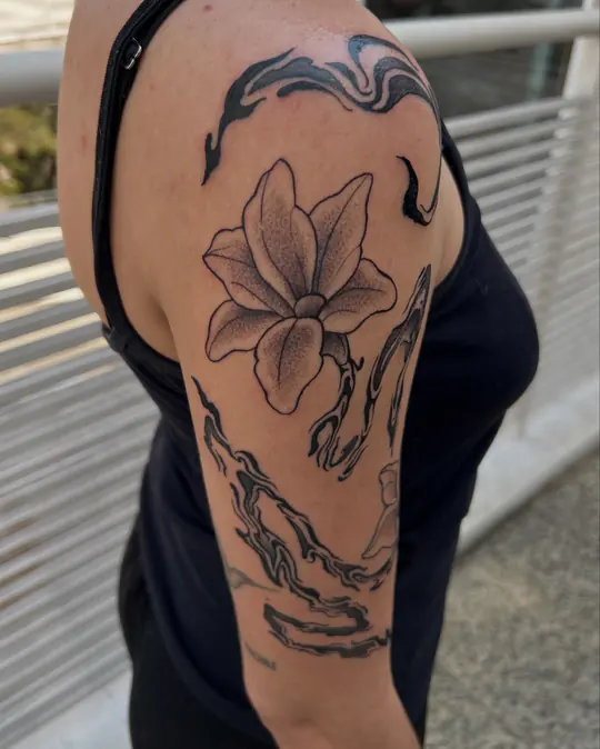 Tatuagem Lírio, de Yogi